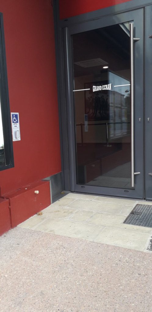 Porte latérale de l'accès PMR et la sonnette